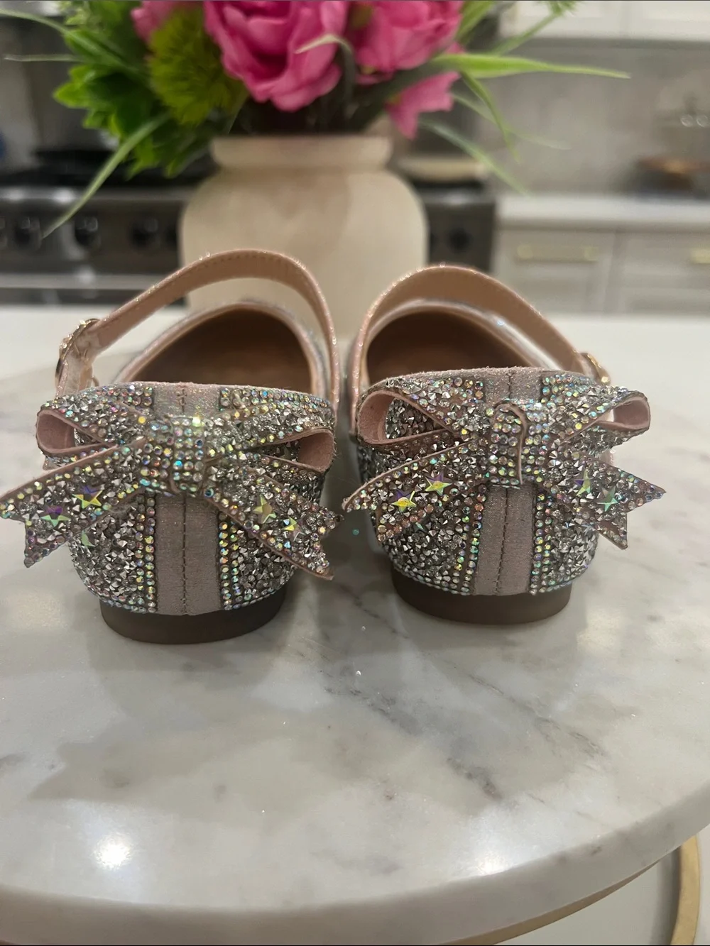 Doe a Dear Girls' Silver Glitter Mary Jane Shoes with Pink strap. Size 1.5/33